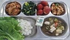 냉이된장찌개 (5.6),시금치무침 ,돼지고기두루치기 (5.6.10.13),배추겉절이 (13),딸기(개량종) ,우유 (2),입학케이크 (1.2.5.6),상추 ,친환경현미밥 
 ,